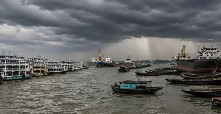 দেশের ১৫ অঞ্চলে ঝোড়ো হাওয়াসহ বৃষ্টির পূর্বাভাস: নদীবন্দরে সতর্কতা জারি