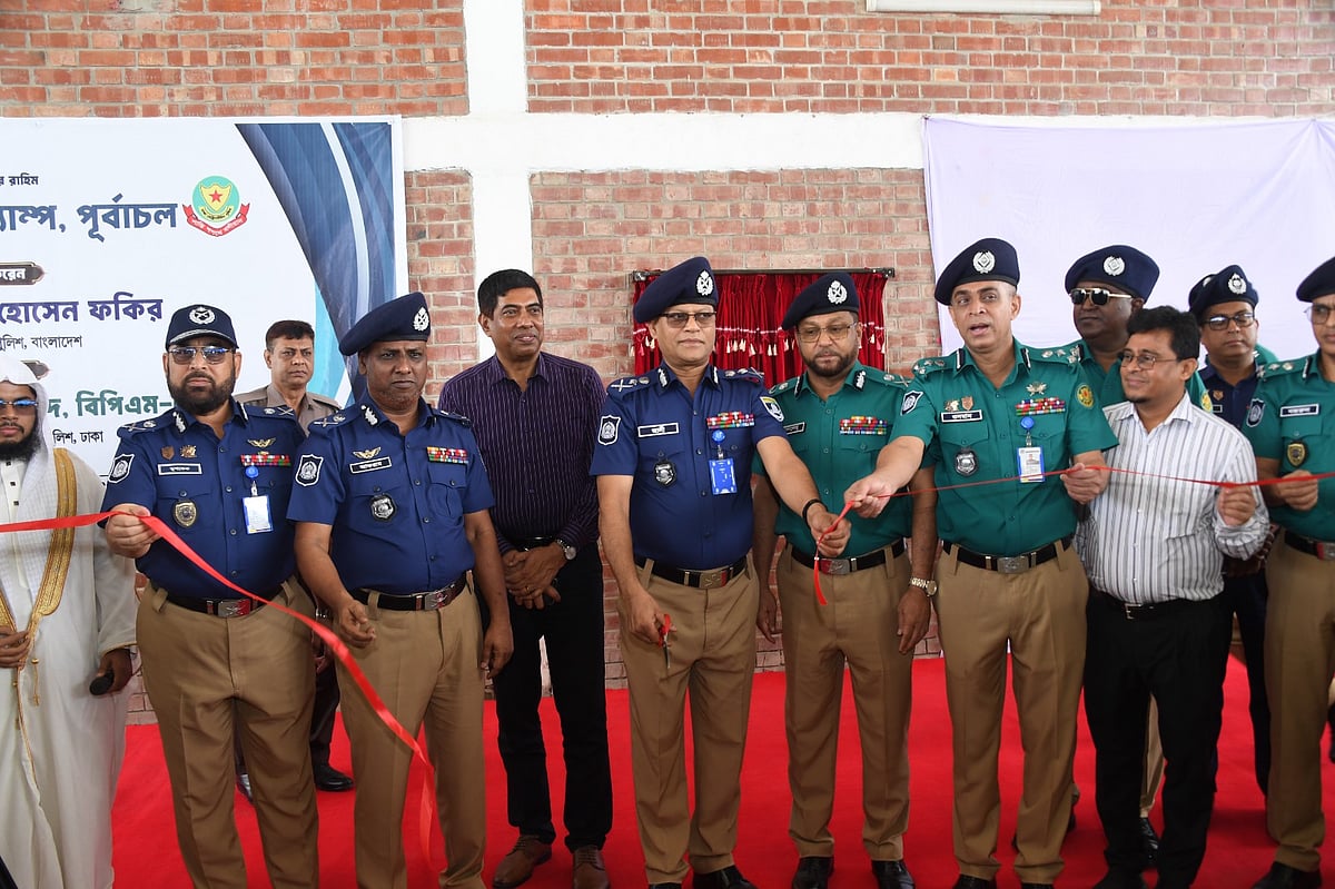নতুন রূপে বাংলাদেশ পুলিশ: নীল শার্ট ও খাকি প্যান্টে শুরু হলো নতুন পথচলা
