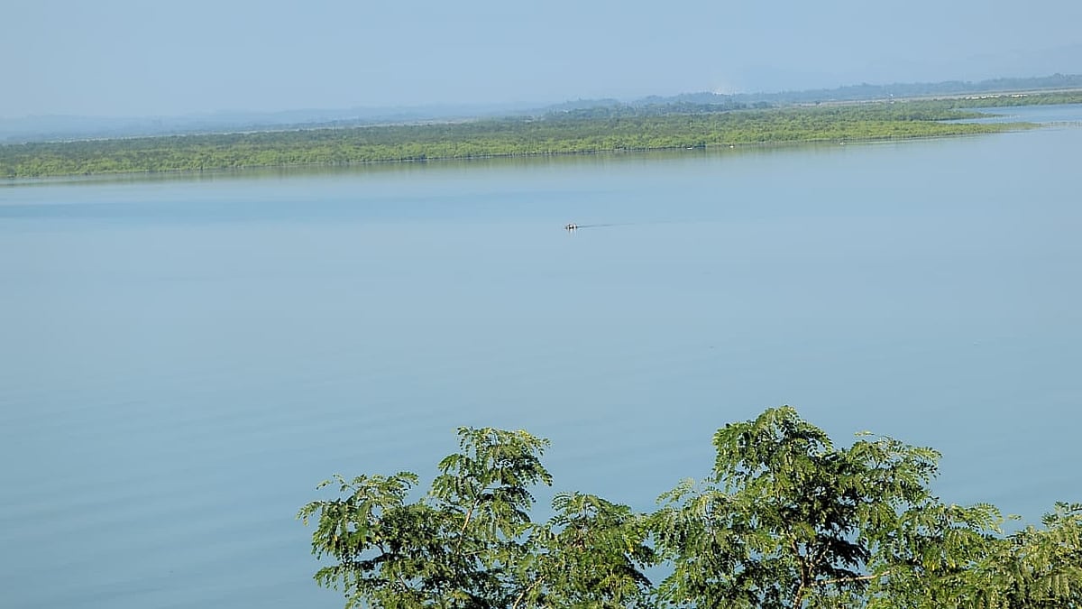 মিয়ানমারের অভ্যন্তরে তীব্র বিমান হামলা: টেকনাফ সীমান্তে আতঙ্ক ও কম্পন