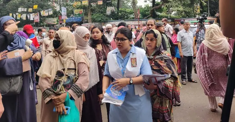 এইচএসসি পরীক্ষা: বৃষ্টি ও যানজটের বাধা পেরিয়ে কেন্দ্রে পৌঁছানোর লড়াই