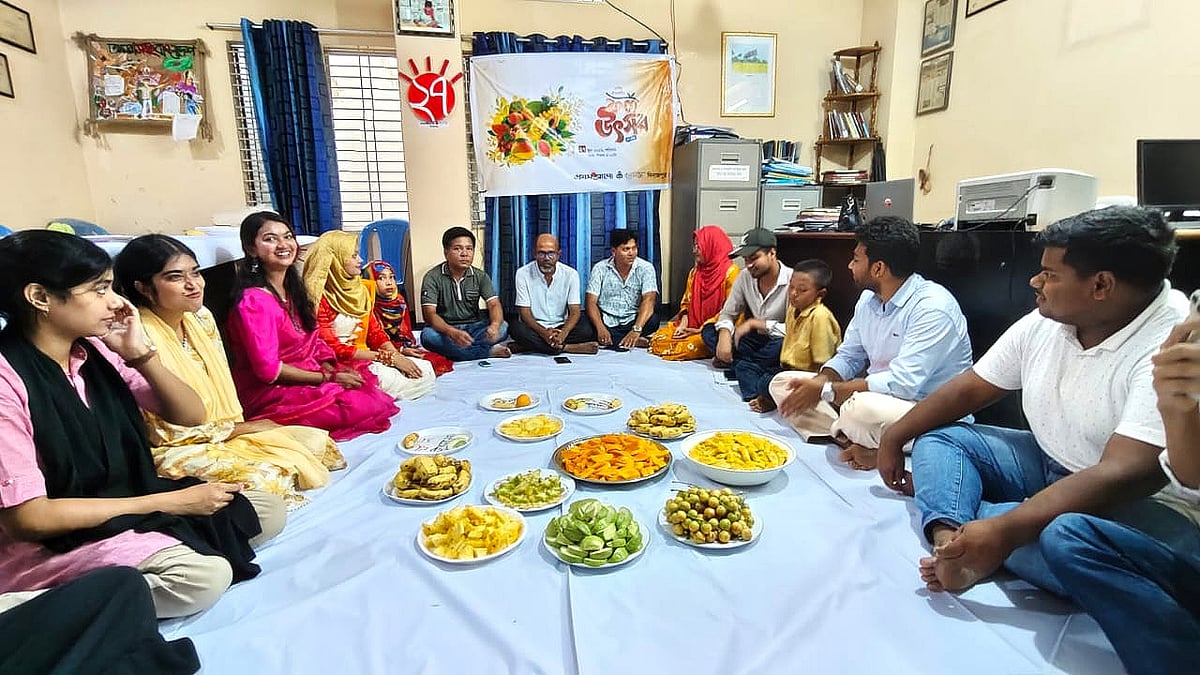দিনাজপুরে বন্ধুসভার বর্ণিল ফল উৎসব: দেশি ফলের পুষ্টিগুণ ও আড্ডায় মুখর আয়োজন