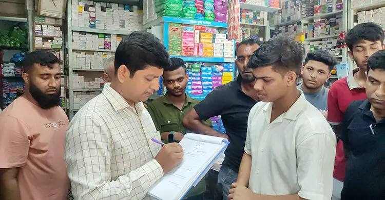মাগুরায় মেয়াদোত্তীর্ণ ওষুধ ও ফিজিশিয়ান স্যাম্পল বিক্রির দায়ে ফার্মেসিকে জরিমানা