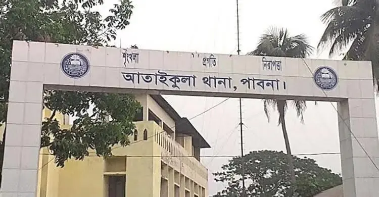 পাবনায় স্কুলছাত্রীকে ধর্ষণ: অভিযুক্তদের বাড়িতে এলাকাবাসীর অগ্নিসংযোগ ও ভাঙচুর