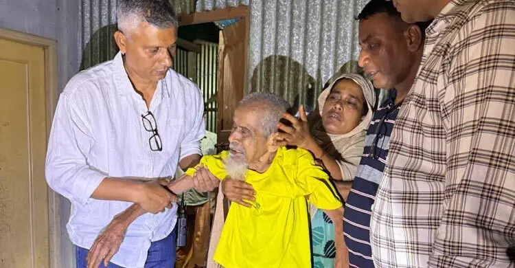 শতবর্ষী বাবাকে রাস্তায় ফেলে গেল স্বজনরা: মানবিক সহায়তায় এগিয়ে এলেন প্রতিমন্ত্রী সুলতান সালাউদ্দিন টুকু