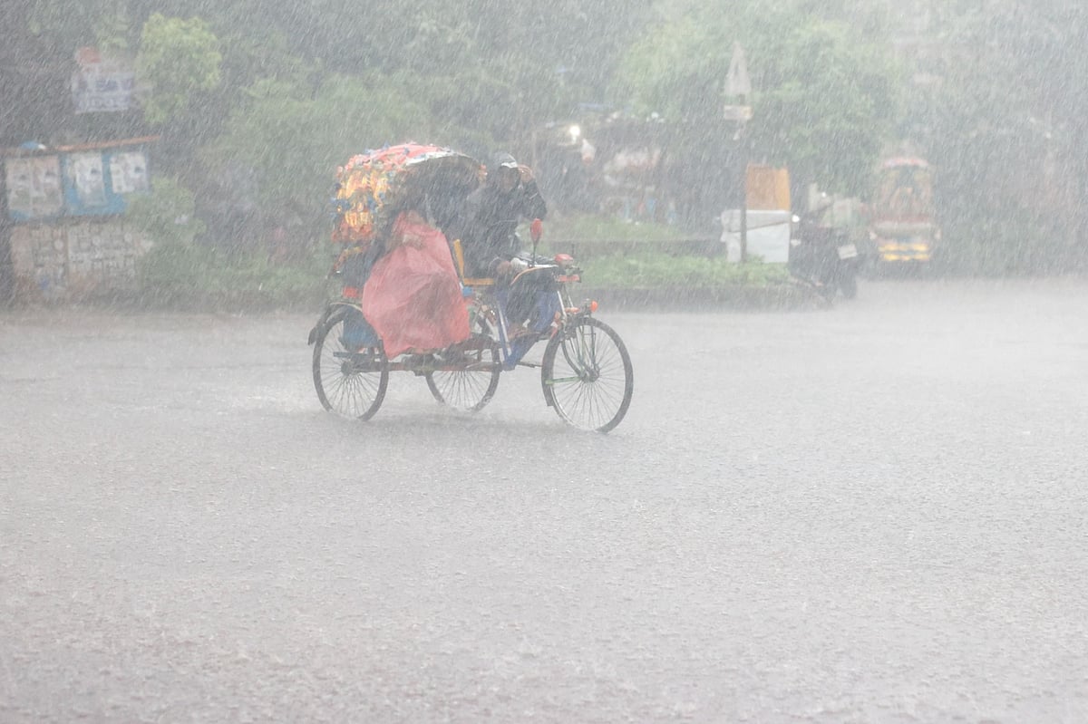 বঙ্গোপসাগরে লঘুচাপ: উপকূলজুড়ে ভারী বৃষ্টির পূর্বাভাস, সতর্কতায় আবহাওয়া অধিদপ্তর