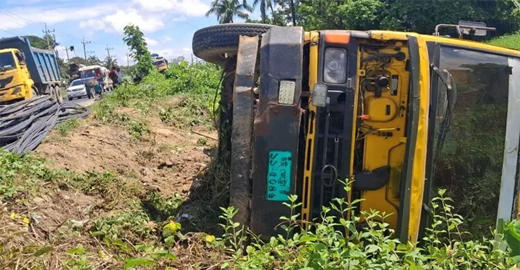 কর্ণফুলীতে নিয়ন্ত্রণ হারিয়ে খাদে রডবোঝাই ট্রাক: আহত ৩ শ্রমিক