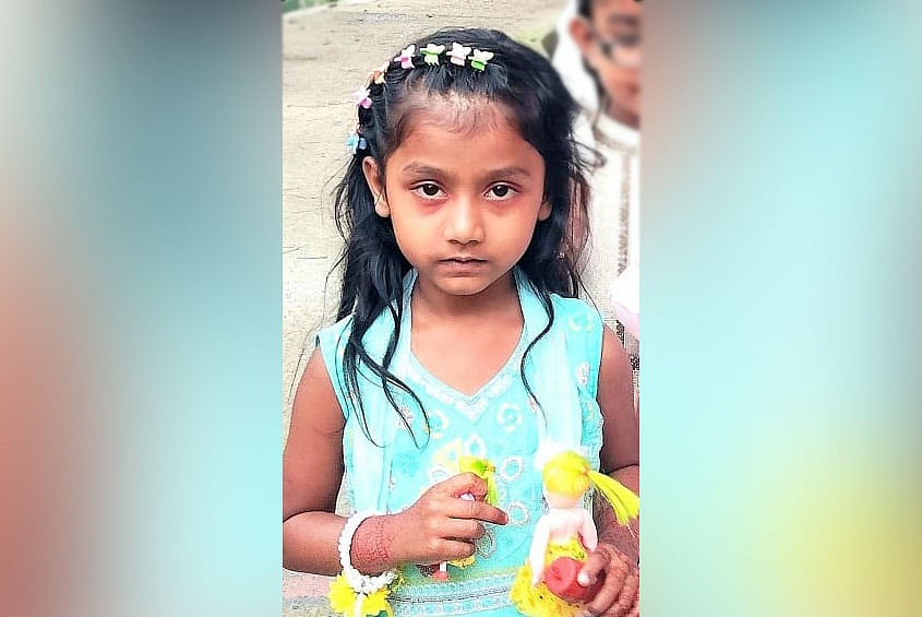মায়ের হাত ধরে সড়ক পার হওয়ার সময় বাসের নিচে চাপা পড়ে শিশুর মর্মান্তিক মৃত্যু
