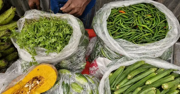 রাজধানীর বাজারে উত্তাপ: কাঁচা মরিচের কেজি ছুঁইছুঁই তিনশ টাকা