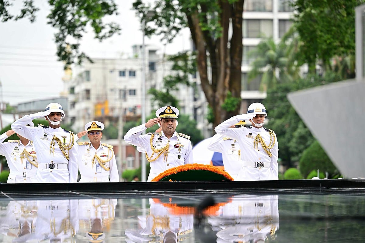 শিখা অনির্বাণে নতুন নৌপ্রধানের শ্রদ্ধা: সমুদ্রসীমার রক্ষায় আধুনিক ব্লু ওয়াটার নেভি গড়ার দৃপ্ত অঙ্গীকার