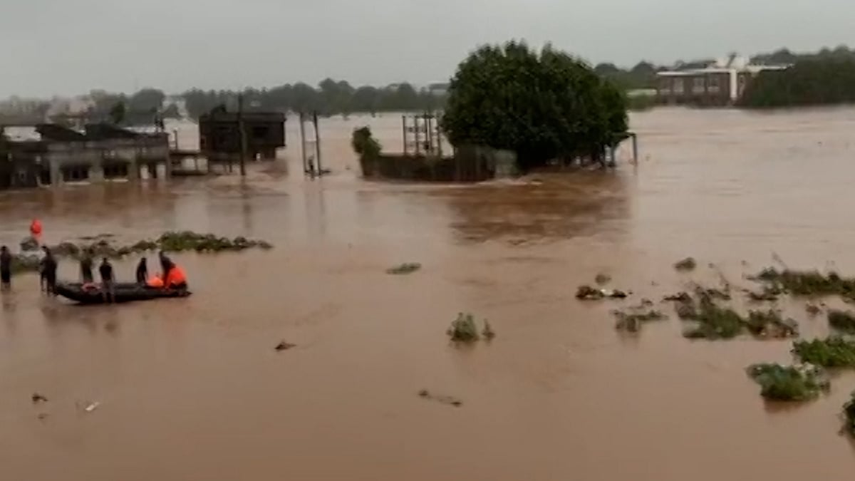 গুজরাটে মুষলধারে বৃষ্টিতে সড়কে নামল ঢল: বাসের ছাদে আটকে পড়া ৩৫ যাত্রীকে উদ্ধার