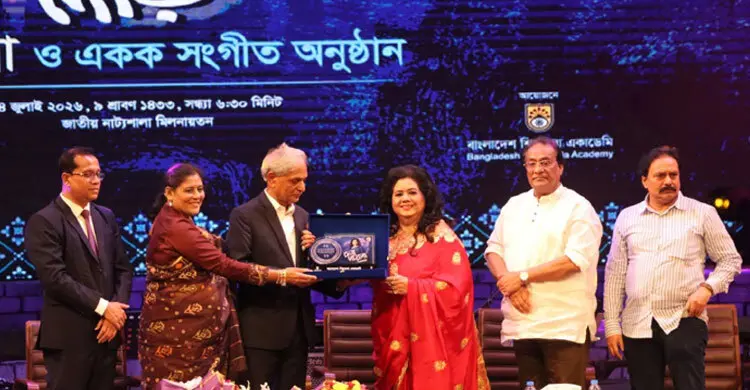 ৬২ বছরের বর্ণাঢ্য সংগীতজীবনে শিল্পকলায় প্রথম একক কনসার্টে মাতালেন রুনা লায়লা