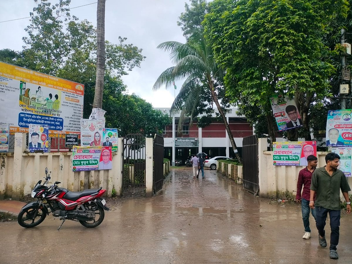 মাগুরা শহরে যত্রতত্র সাইনবোর্ড ও ফেস্টুনের ছড়াছড়ি: নষ্ট হচ্ছে নগরসৌন্দর্য, প্রশাসনের হস্তক্ষেপে ক্ষোভ