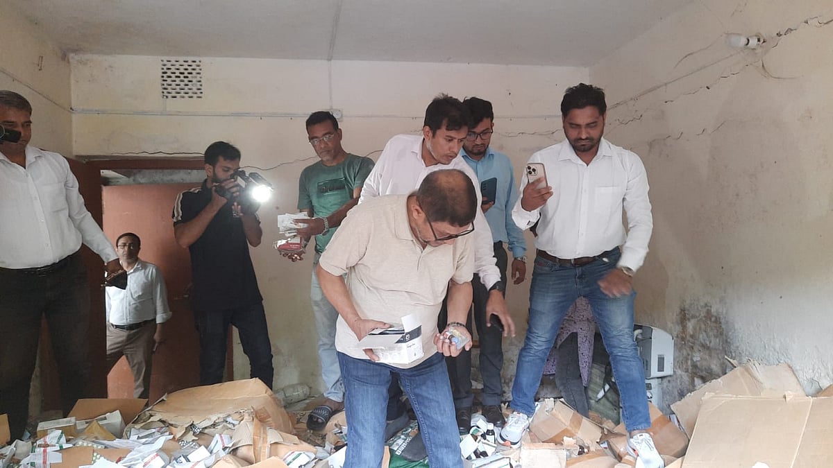 মোরেলগঞ্জ হাসপাতালে স্বাস্থ্যমন্ত্রীর আকস্মিক পরিদর্শনে তোলপাড়, টয়লেটে মিলল লাখ টাকার সরকারি ওষুধ ও স্যালাইন