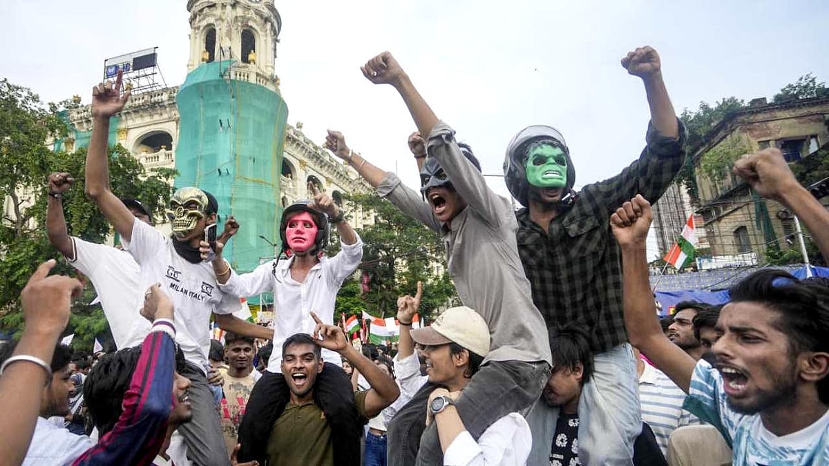পশ্চিমবঙ্গে প্রশ্নপত্র ফাঁসের প্রতিবাদের মিছিলে সাংবাদিকদের ওপর হামলা: গুন্ডা দমন আইনের কঠোর প্রয়োগের নির্দেশ