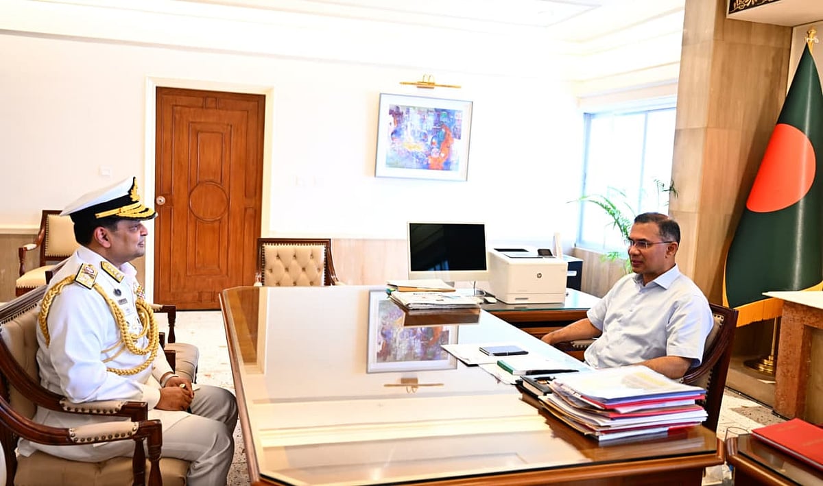 প্রধানমন্ত্রীর সঙ্গে নৌবাহিনী প্রধান ভাইস অ্যাডমিরাল খোন্দকার মিসবাহ উল আজীমের সৌজন্য সাক্ষাৎ