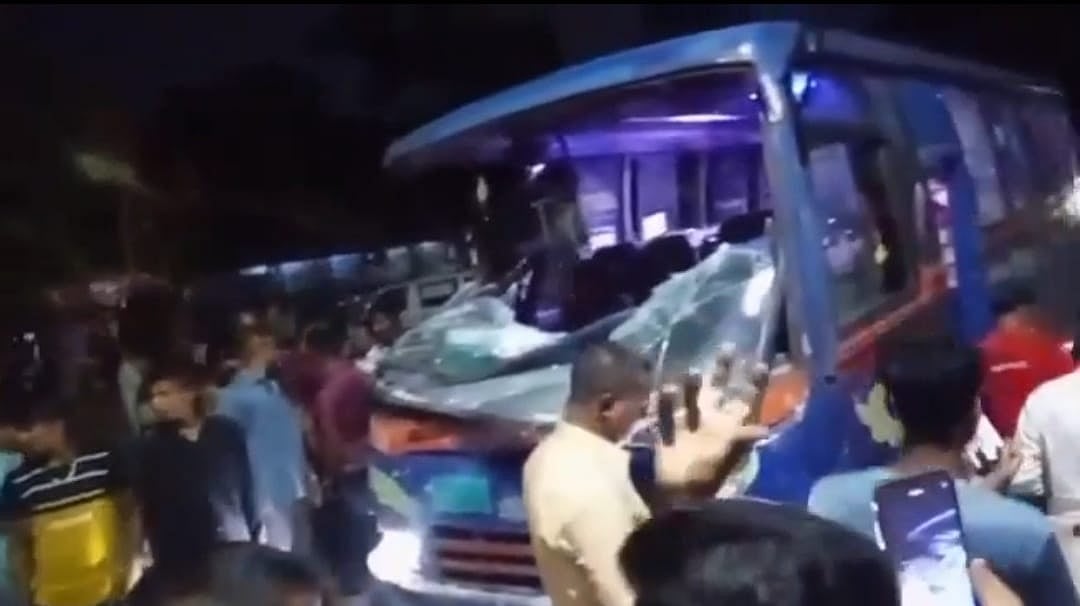 রাজধানীর বিমানবন্দর সড়কে নিয়ন্ত্রণ হারিয়ে পরিস্থান বাসের ধাক্কা, নিহত ১