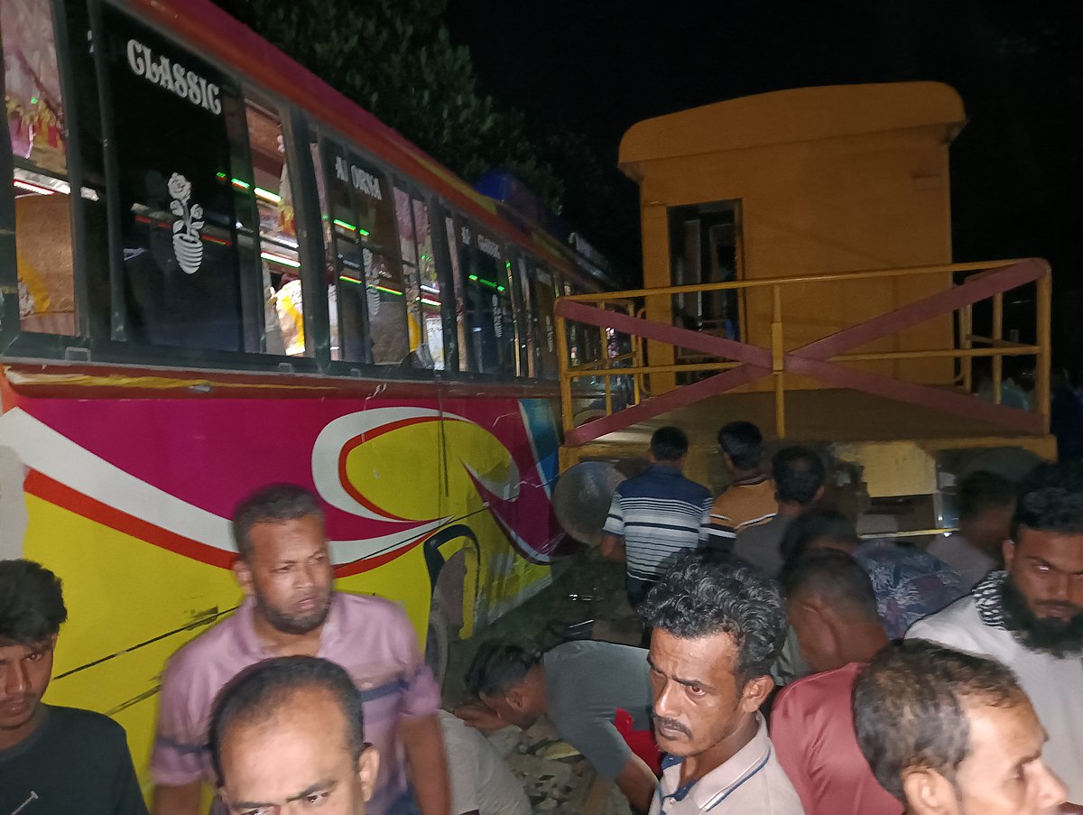 রাজবাড়ীতে ট্রেনের বিচ্ছিন্ন বগির ধাক্কায় বাস-ইজিবাইক ও মাহিন্দ্র দুর্ঘটনা: নিহত ২, আহত ৮