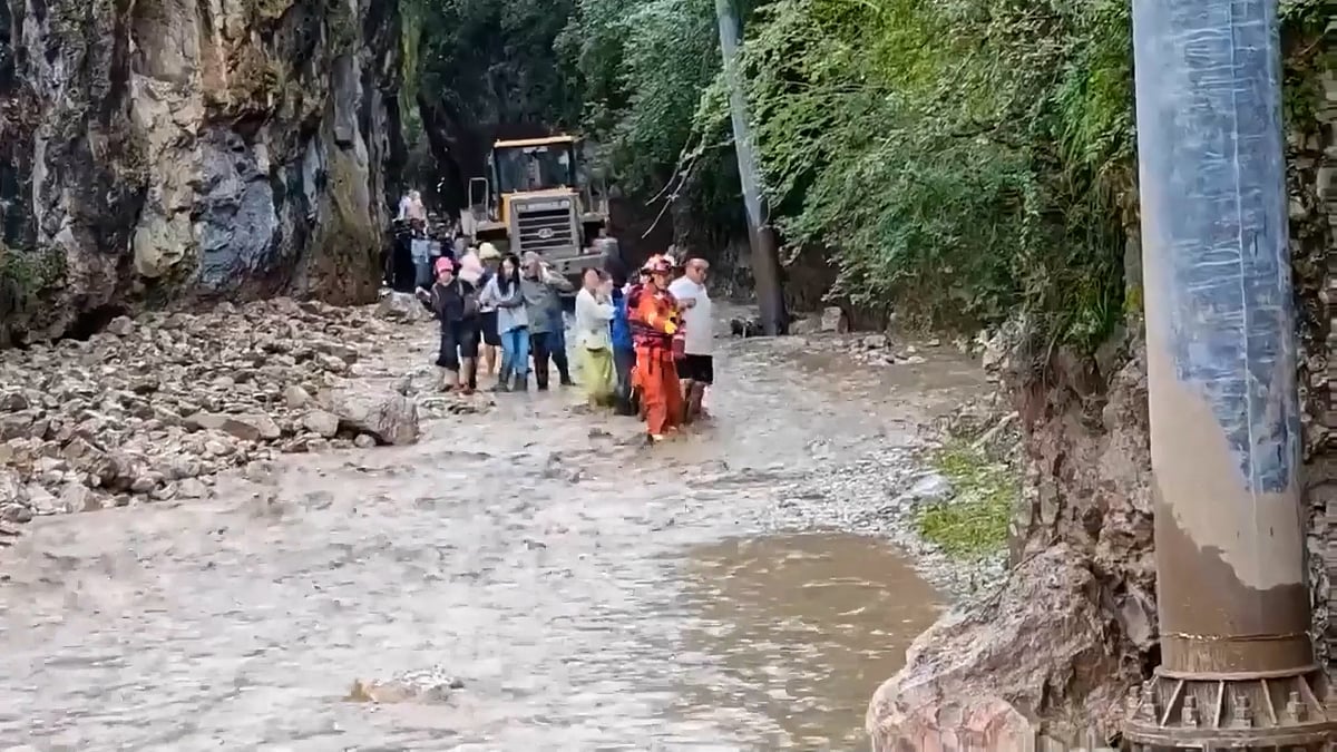 চীনের গানসু প্রদেশে আকস্মিক পাহাড়ি ঢল: নদীর তীরে ক্যাম্পিং করার সময় প্রাণহানি ও নিখোঁজের আশঙ্কা