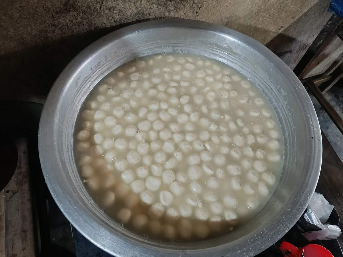 পাঁচ দশক ধরে কাঠের চুলায় রসগোল্লা তৈরি করে তাক লাগিয়ে দিচ্ছেন ৮২ বছরের উষা রঞ্জন