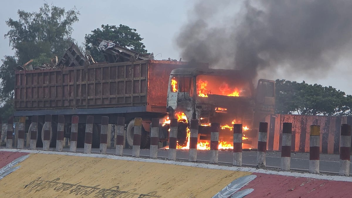 সীতাকুণ্ডে ঢাকা-চট্টগ্রাম মহাসড়কে লরিতে আকস্মিক আগুন, সাময়িক যান চলাচল ব্যাহত