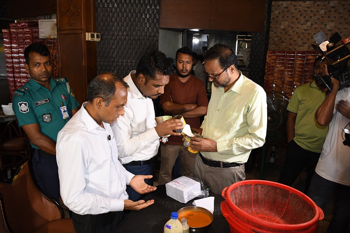 চট্টগ্রামের নামীদামি রেস্তোরাঁয় তেলাপোকা-পোড়া তেল, ভোক্তা অধিকারের অভিযানে ১.৭ লাখ টাকা জরিমানা