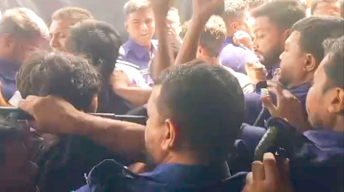 কুমিল্লায় শিশু ধর্ষণ মামলার অভিযুক্ত শিক্ষককে ছিনিয়ে নেওয়ার চেষ্টা, পুলিশের ওপর হামলা ও গাড়ি ভাঙচুর