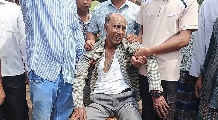 রংপুরের পীরগঞ্জে ব্যাংক থেকে মাদ্রাসা শিক্ষককে তুলে নিয়ে মারধরের অভিযোগ আওয়ামী লীগ নেতার বিরুদ্ধে