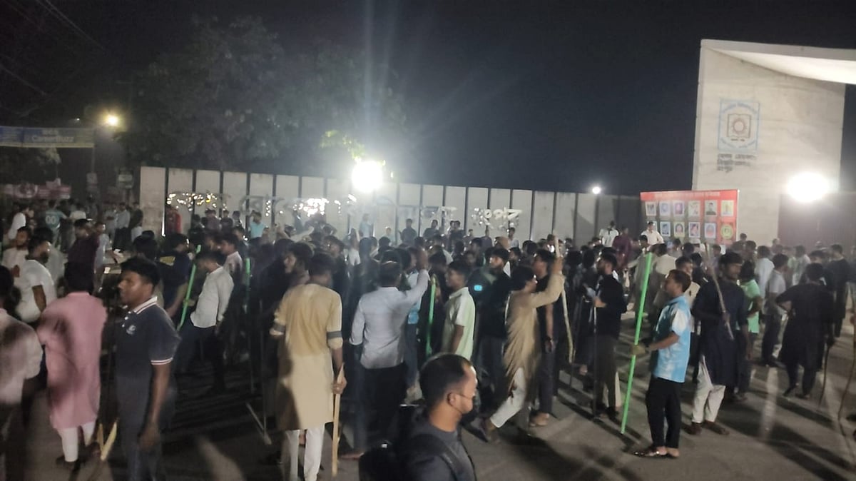 রংপুরে বেগম রোকেয়া বিশ্ববিদ্যালয়ে ছাত্রদল ও ছাত্রশিবিরের সংঘর্ষ, উত্তেজনায় ক্যাম্পাসে থমথমে পরিস্থিতি
