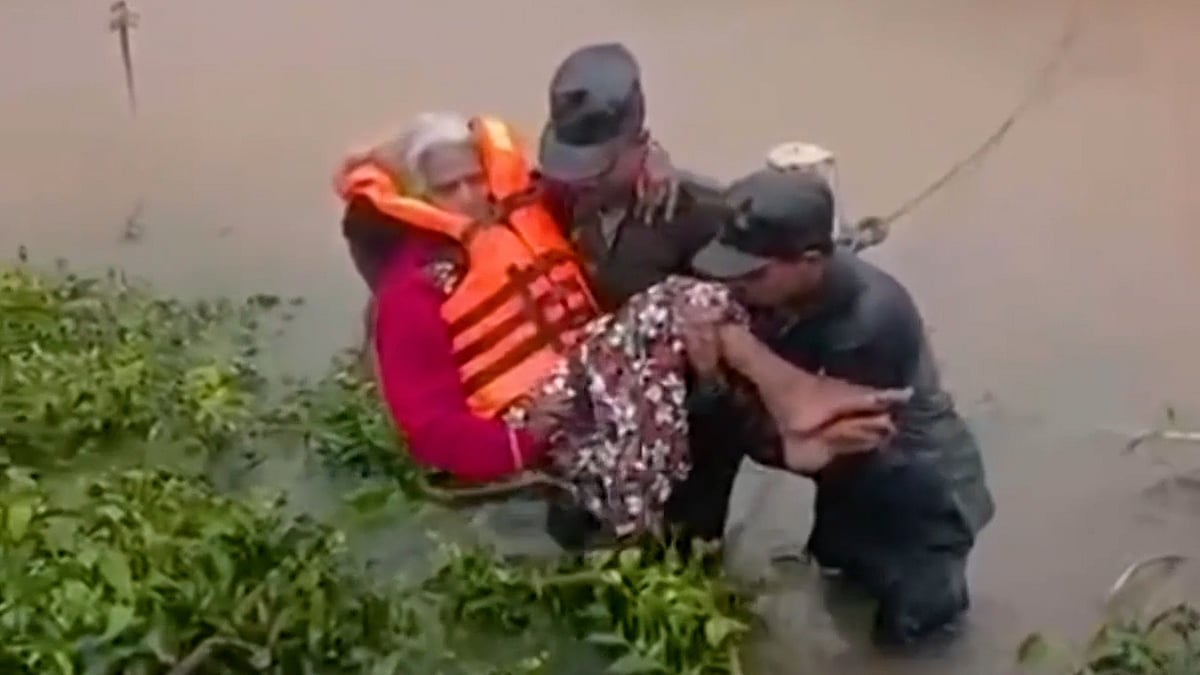 শ্রীলঙ্কায় প্রবল বর্ষণে ভয়াবহ বন্যা ও ভূমিধস: রেড অ্যালার্ট জারি, বিপাকে লাখো মানুষ