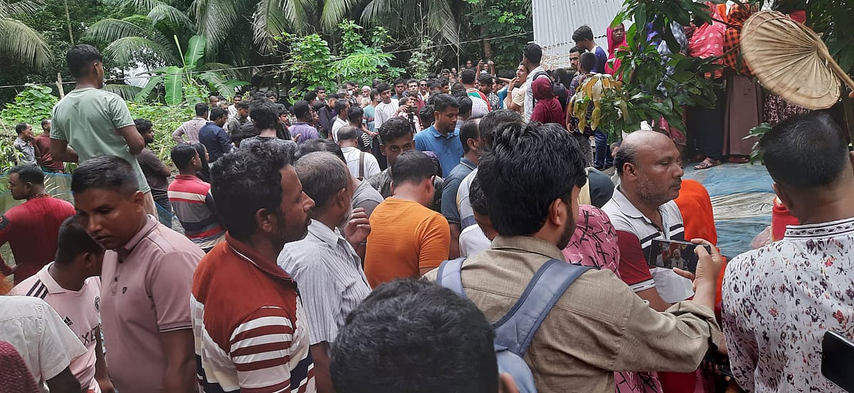 বাগেরহাটে রহস্যজনক হত্যাকাণ্ড: বসতঘর থেকে একই পরিবারের তিনজনের মরদেহ উদ্ধার