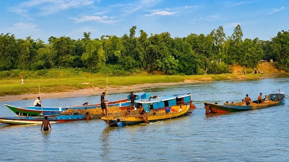 নেত্রকোনায় মহাদেও নদে অবৈধ বালু উত্তোলনে শ্রমিকের মৃত্যু: জনজীবন ও পরিবেশ বিপর্যয়ের আশঙ্কা