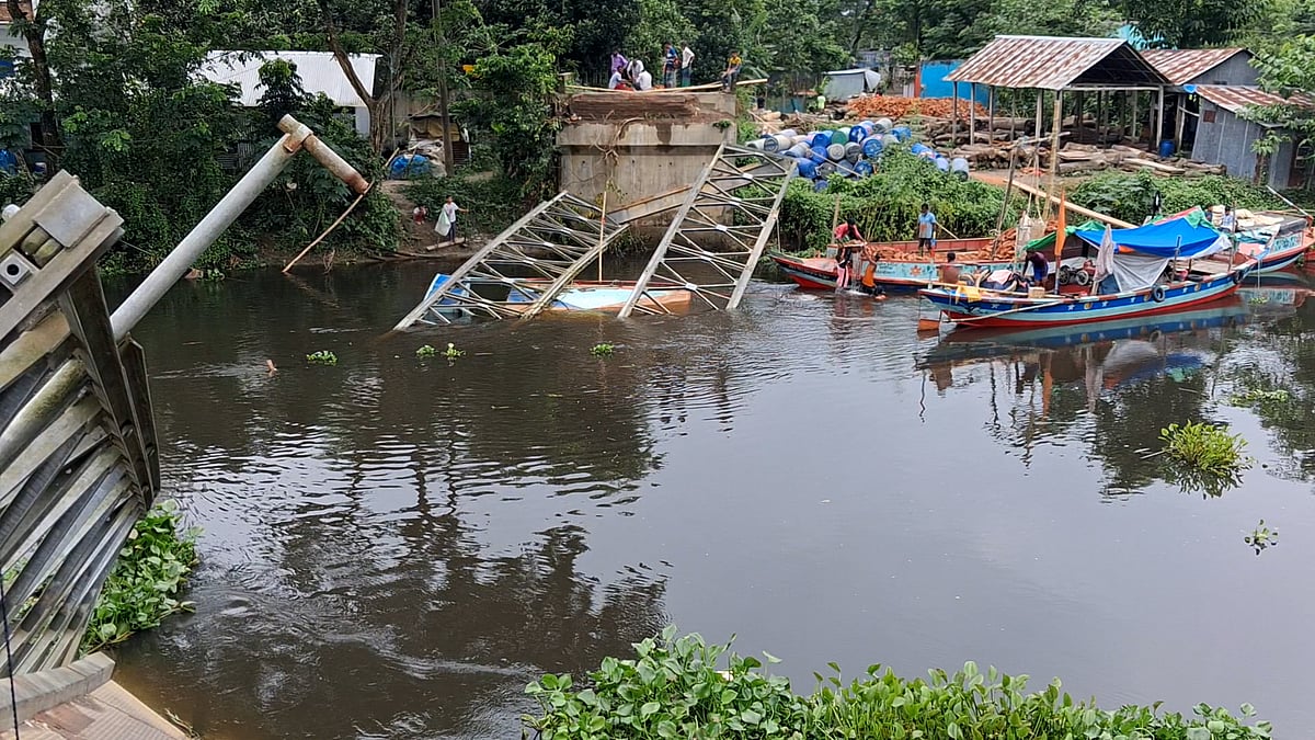 কুমিল্লার দাউদকান্দিতে খিরাই নদে সেতু ভেঙে ডুবে যাওয়া বাল্কহেড ও ইট উদ্ধারে চলছে অভিযান