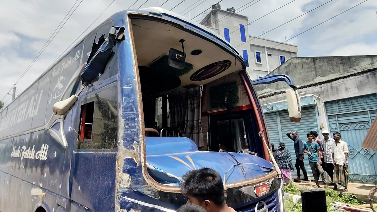 বগুড়ার এরুলিয়ায় বাসের চাকার নিচে পিষ্ট ৭ দিনমজুর, গুরুতর আহত অন্তত ১৫