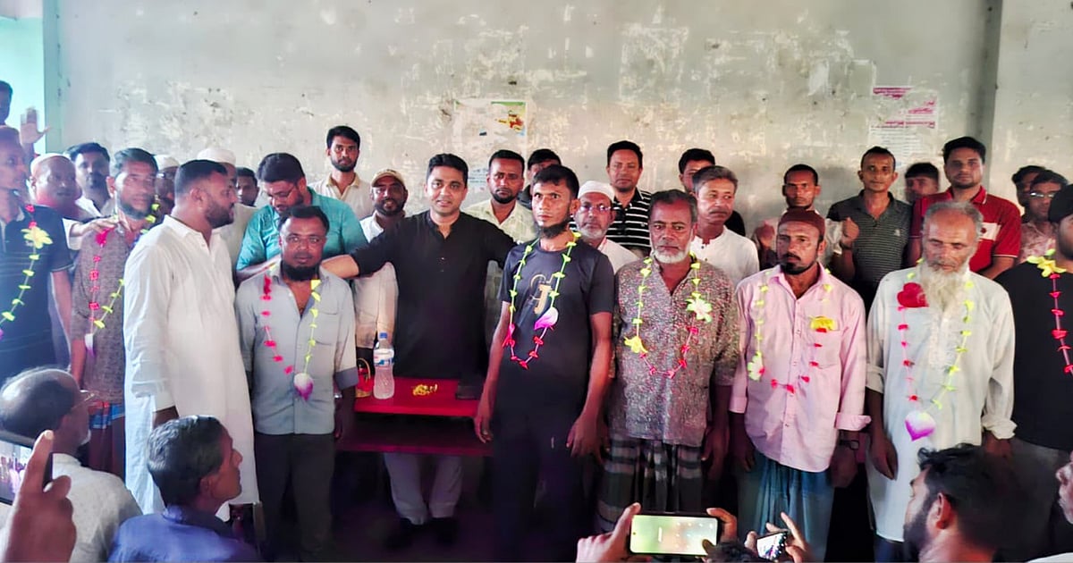 সাতক্ষীরায় জামায়াত ছেড়ে বিএনপিতে ১২ জনের যোগদান নিয়ে পাল্টাপাল্টি রাজনৈতিক বিতর্ক