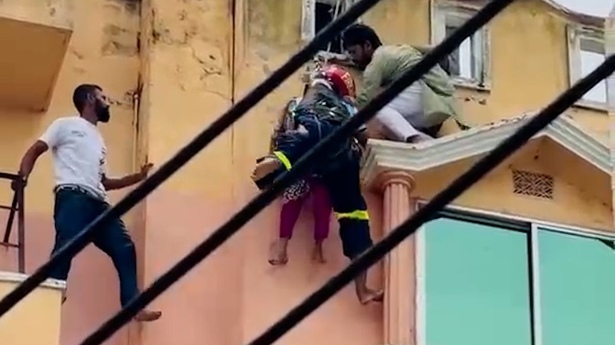 ফেনীতে বহুতল ভবনের কার্নিশ থেকে ১২ বছরের মাদ্রাসাছাত্রীকে অক্ষত অবস্থায় উদ্ধার