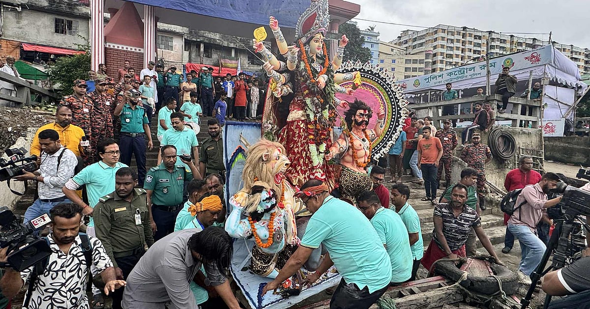 পুরান ঢাকার ঐতিহাসিক বীনা স্মৃতি ঘাটে সাধারণ মানুষ ও পণ্য পারাপার চিরতরে বন্ধ