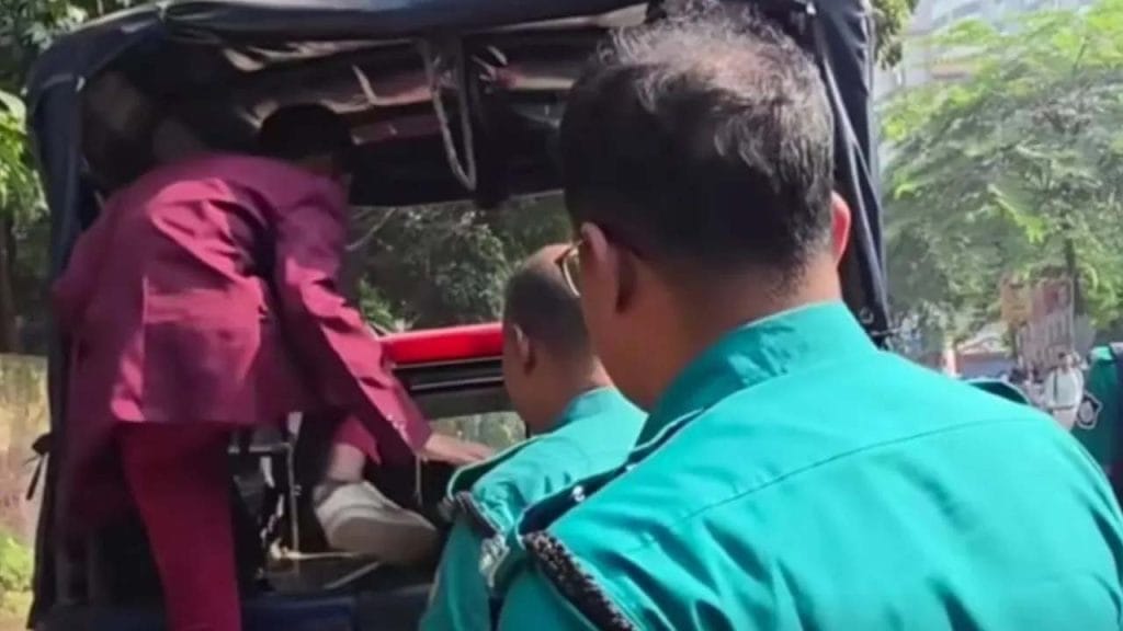 ধানমন্ডি ৩২ নম্বর থেকে কিশোরসহ আটক ২