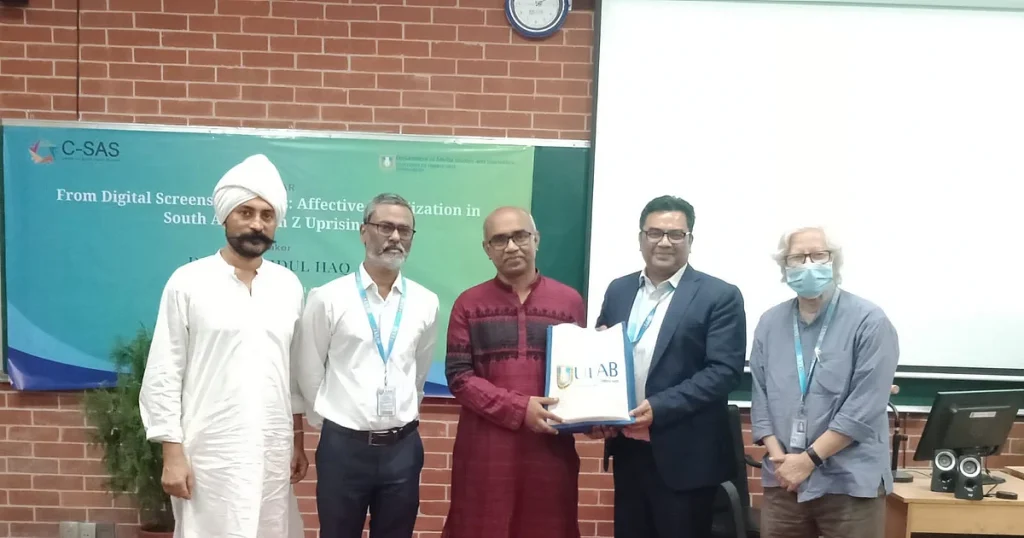 সামাজিক যোগাযোগমাধ্যম রাজনৈতিক পরিবর্তনকে সহজ করলেও তা টেকসই করতে ব্যর্থ হচ্ছে: অধ্যাপক ফাহমিদুল হক